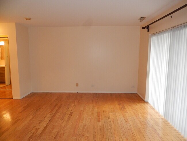 Building Photo - 120 Lakeview Dr