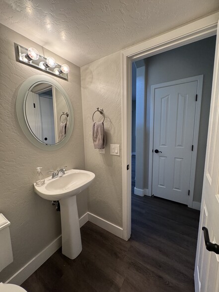 Powder Room / Garage Closet - 524 W Mountain Sage Dr