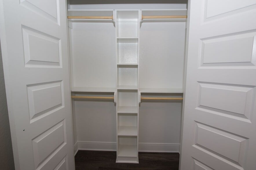 Building Photo - ADORABLE 2/1 APARTMENT CLOSE TO CAMPUS!