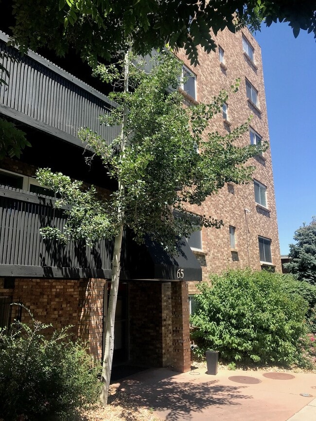 Building Photo - Studio Apartment in Awesome Denver Location!