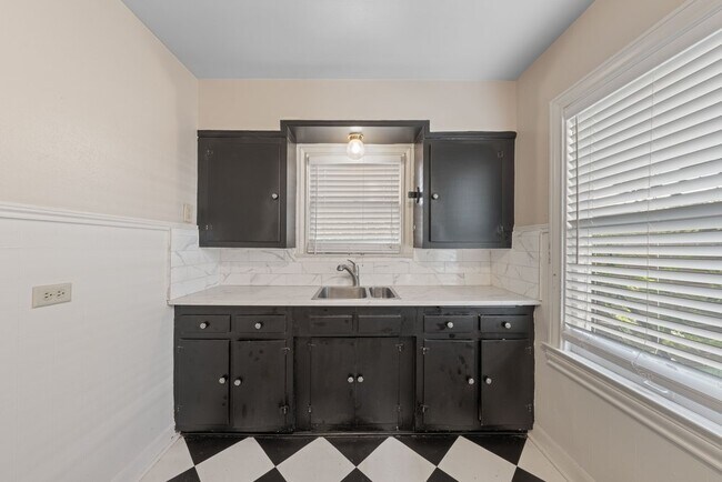 Building Photo - Charming 1-Bed Bungalow with Carport in Central San Antonio – Cozy, Bright, and Move-In Ready!