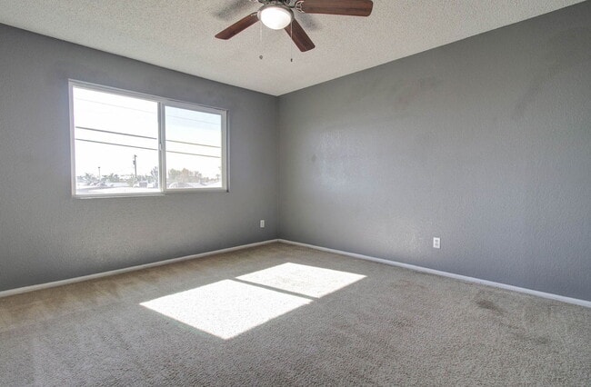 Building Photo - 2202 W Glenrosa Ave