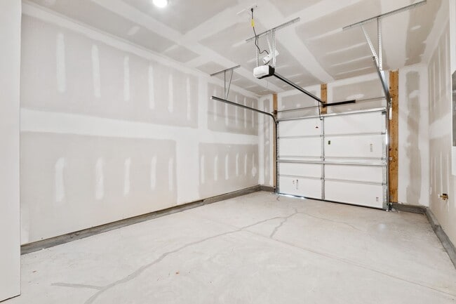 Building Photo - Luxurious 3-Bedroom Townhome Living in the...