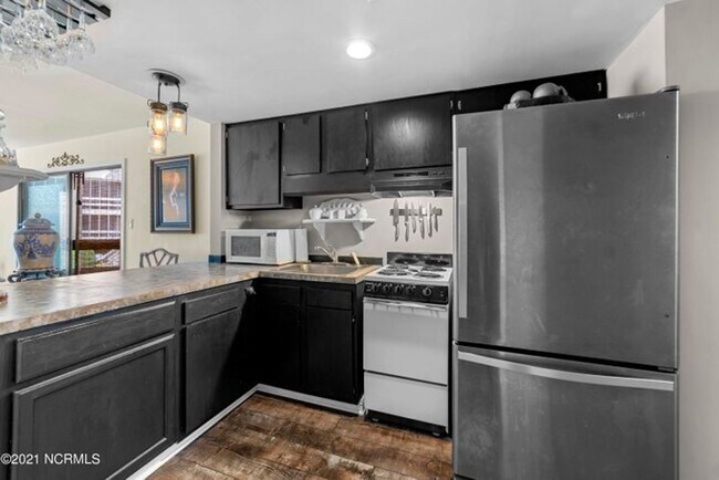 Building Photo - **Light-Filled Condo with Designer Finishes ? |