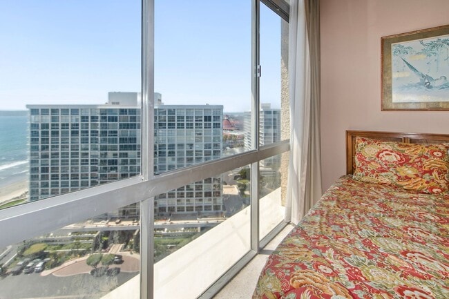 Building Photo - 1750 Avenida Del Mundo