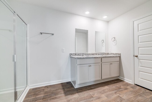 Building Photo - Spacious 4-Bedroom Home in Sought-After Lo...