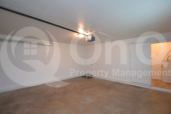 Building Photo - 3107 E Dolphin Ave