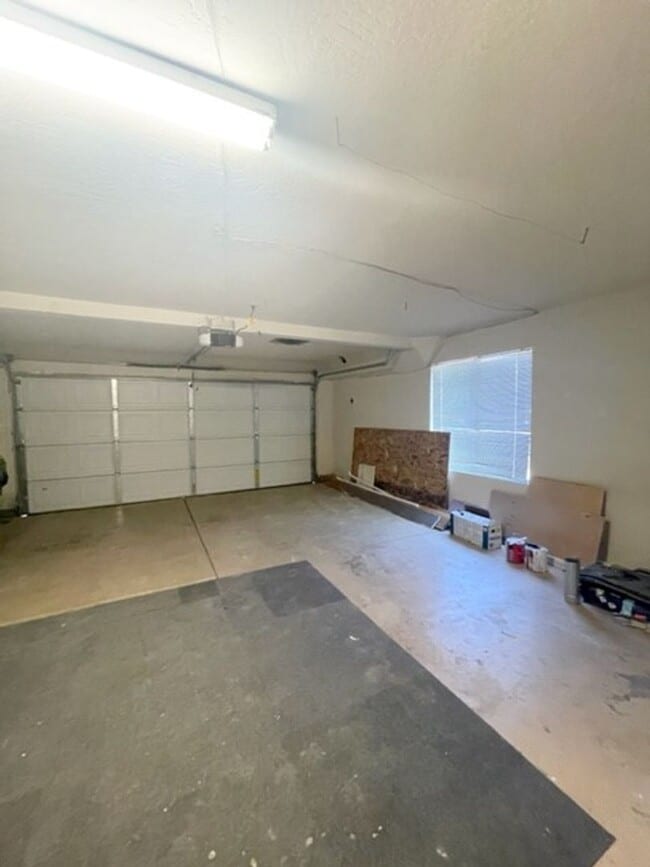 Building Photo - Darling Elk Grove Halfplex!