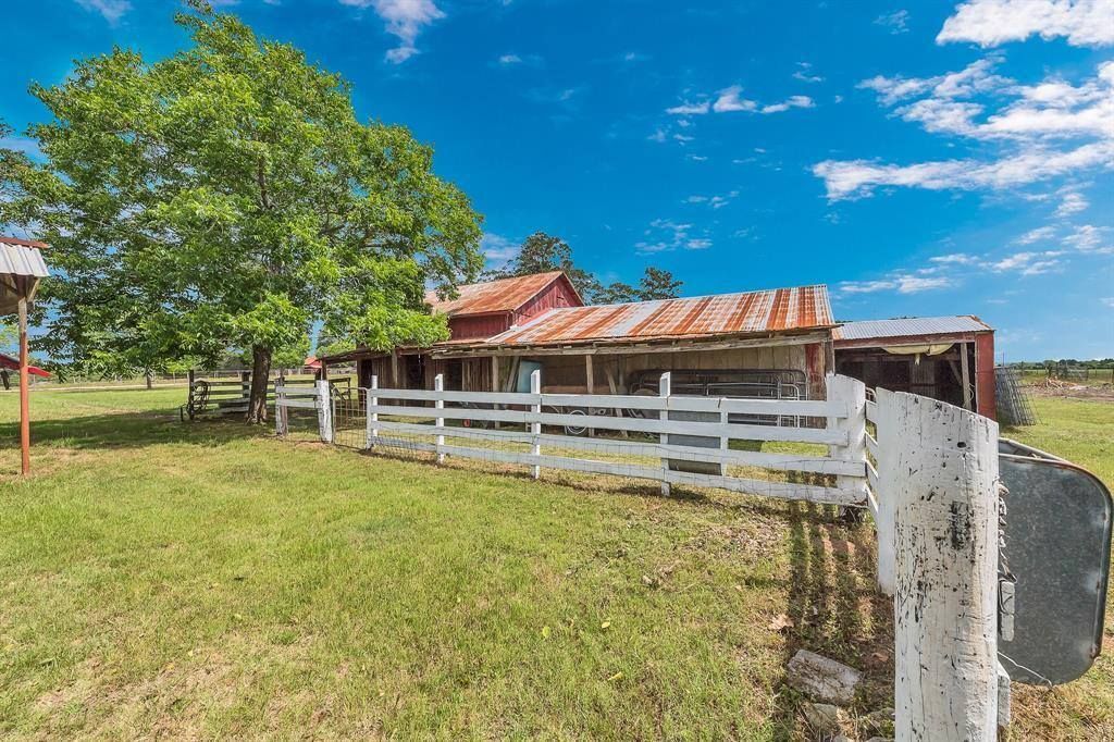 Barn - 10152 FM949
