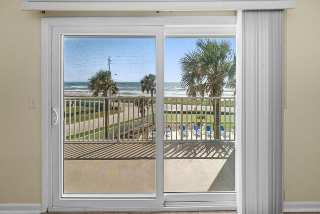 Building Photo - Oceanfront 2 Bedroom Condo with Stunning Views