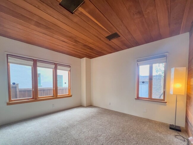 Building Photo - Stunning 2 BR Santa Monica Duplex with Views!
