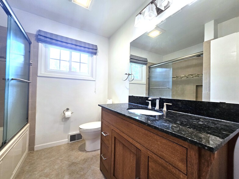 Upper Level- Bathroom 7.8x7.5 - 172 Lincoln Hill Dr