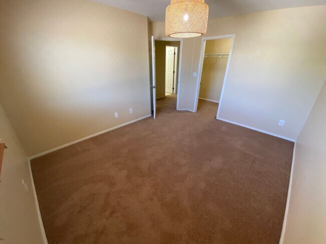 Building Photo - Wonderful 3 bed/2.5 bath home located in the South End of Vegas