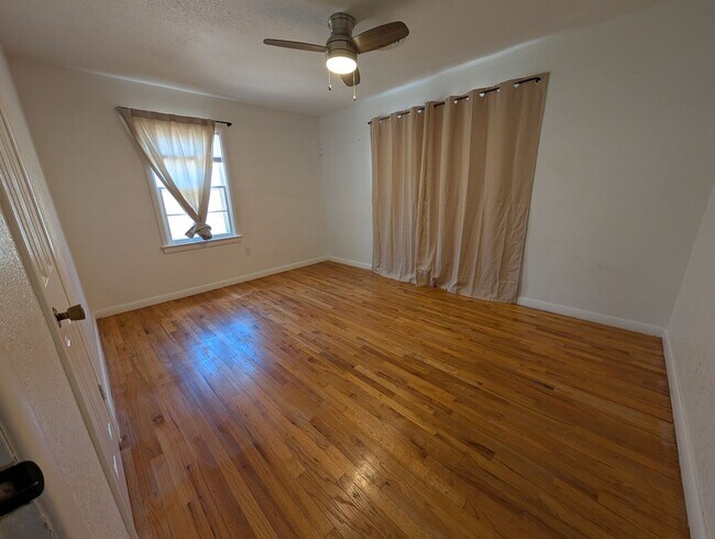 Building Photo - 3 bed 1 bath Pre-Leasing