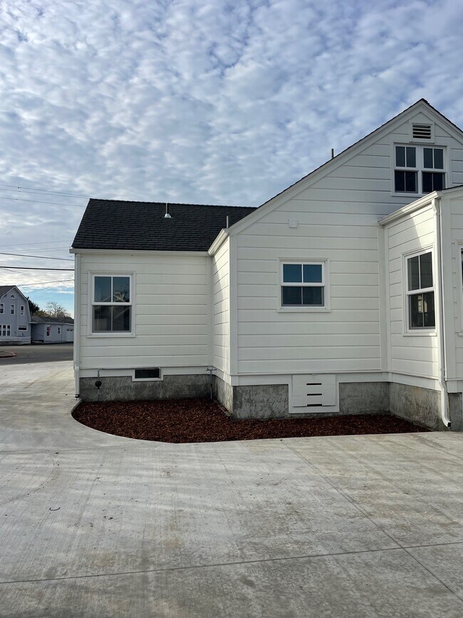 Building Photo - 900 Main St