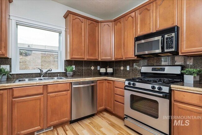 Building Photo - Stunning Home Near Warm Springs!