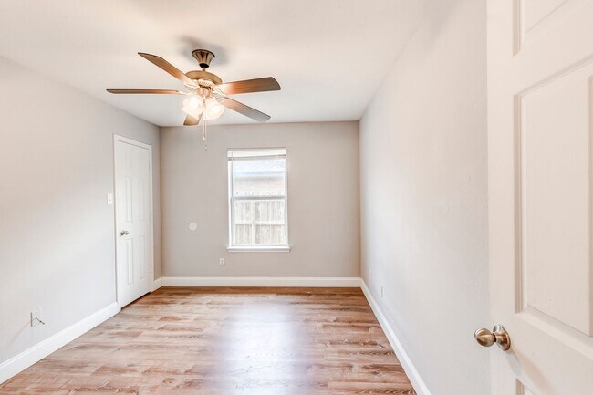 Building Photo - 2930 Saulsbury Dr