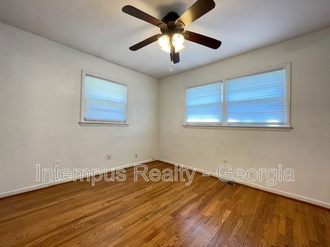 Building Photo - 633 White St