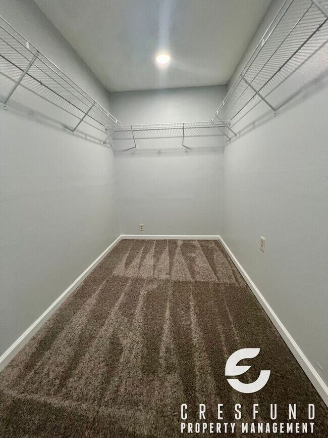 Building Photo - RECENTLY RENOVATED 3 BEDROOM - Ready for M...