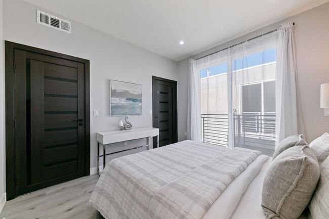 Building Photo - 13637 N Fellows Ave