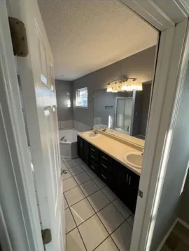 Building Photo - 5 bed/3 bath house