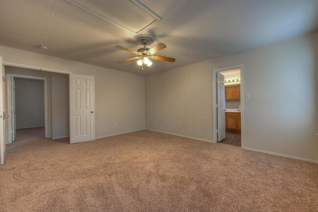 Building Photo - Very clean 4 BR 2.5 Bath