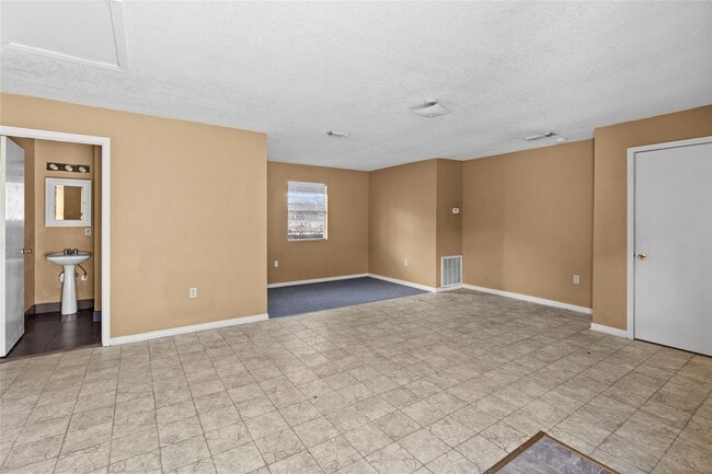 Building Photo - 2200 Peach Ave