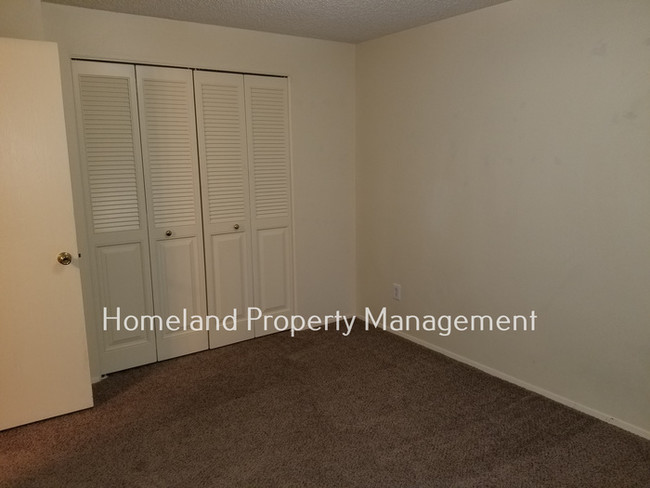 Building Photo - Fully Fenced 3 Bedroom Duplex