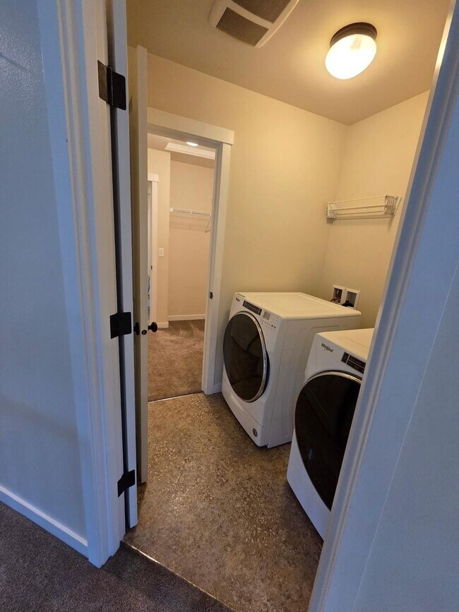 Building Photo - Beautiful 3-Bed Home with Private Yard and Modern Upgrades