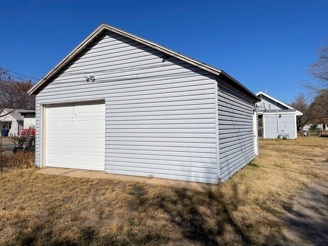 Building Photo - 3 Bedroom 1 Bathroom House