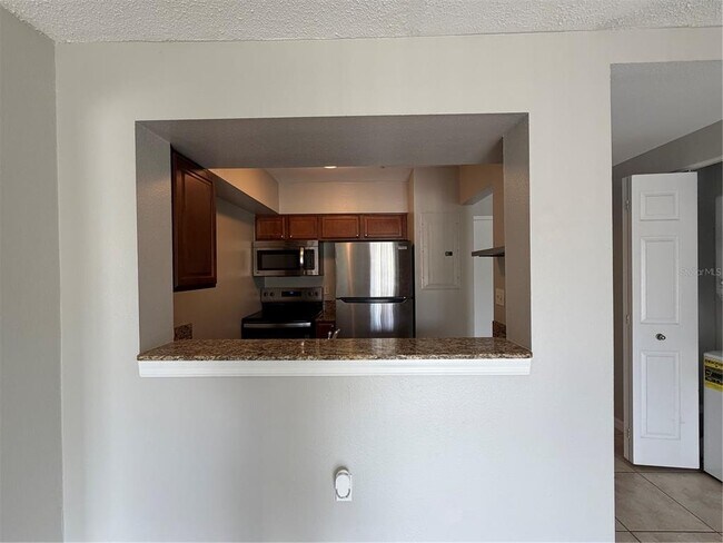 Building Photo - 406 S Cedar Ave