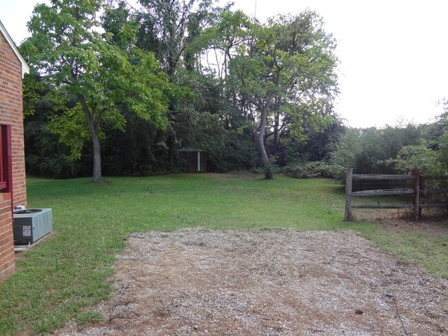 Building Photo - Midlothian - Brick Ranch with 2 full baths!
