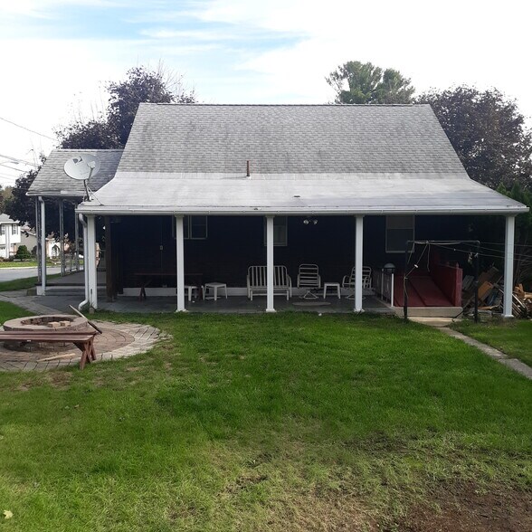 Building Photo - 2250 Siegfried Ave