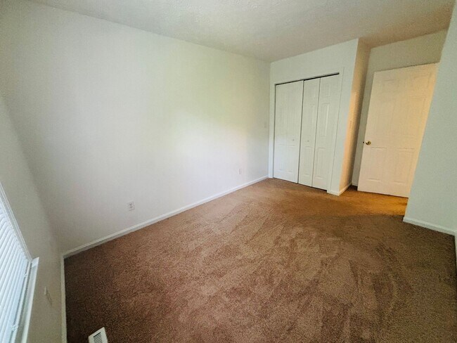Building Photo - 530 Kamran Dr NW
