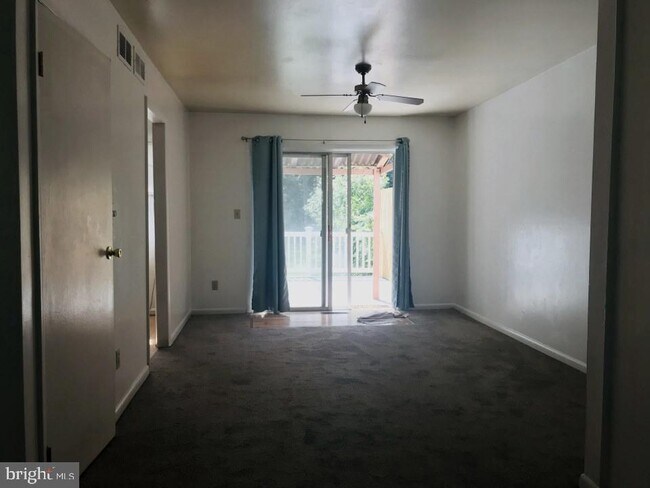 Building Photo - 621 Chapelgate Dr