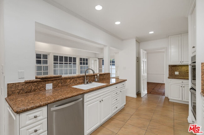 Building Photo - 234 S Roxbury Dr