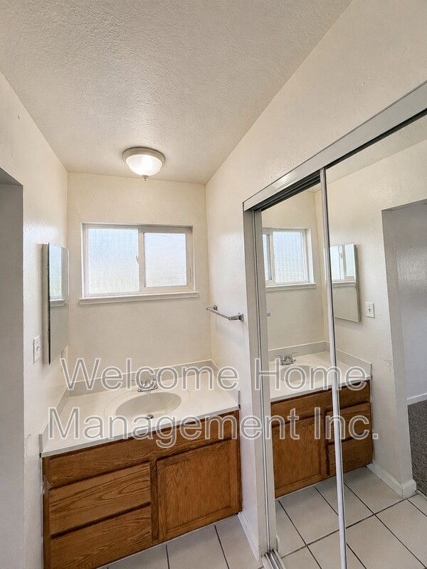 Building Photo - 2225 Hillsborough Ct