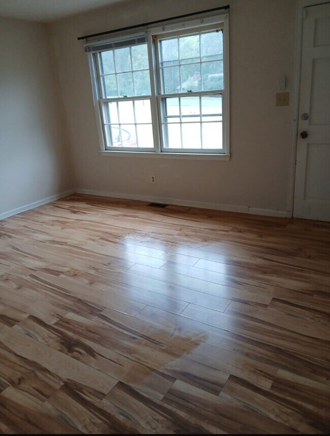 Building Photo - Country Living Feel near Restaurants and S...