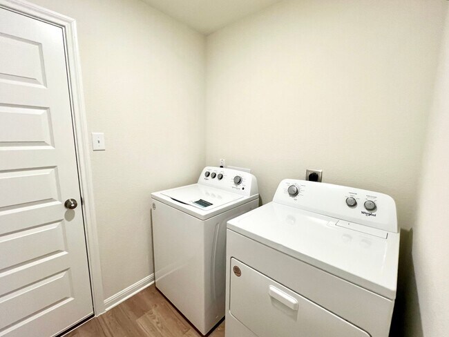 Building Photo - 3 bedroom, 2 bath home for lease