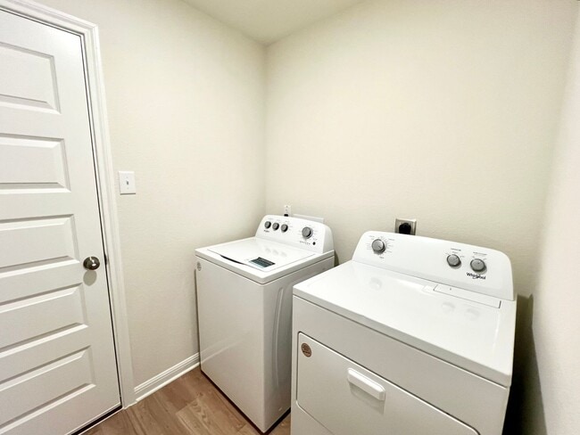 Building Photo - ~Move In Special~ 3 bedroom, 2 bath home for lease