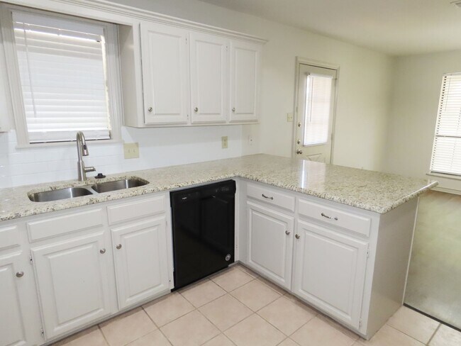 Building Photo - Whitehouse ISD! Beautifully Updated 3 Bedr...