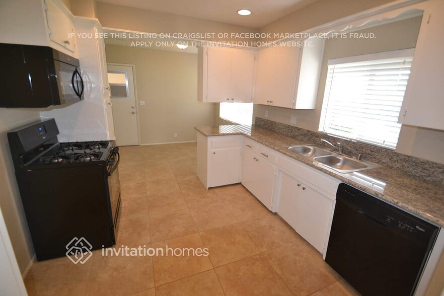 Building Photo - 615 N Sycamore Ave