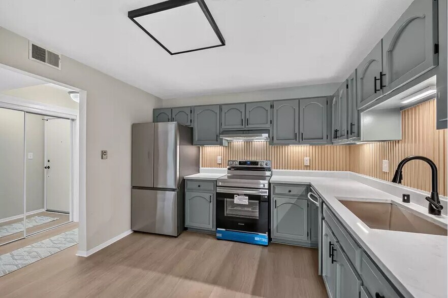 Building Photo - 2101 Chateau Ct