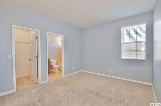 Building Photo - Gorgeous 4/3.5 Home with a Large Fenced Ba...