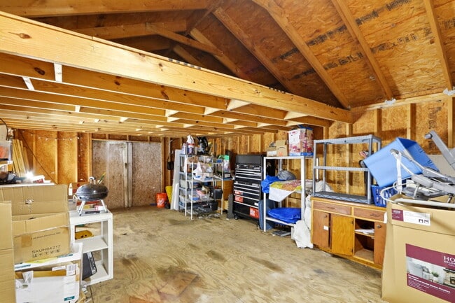 Building Photo - 607 Oakwood Ave