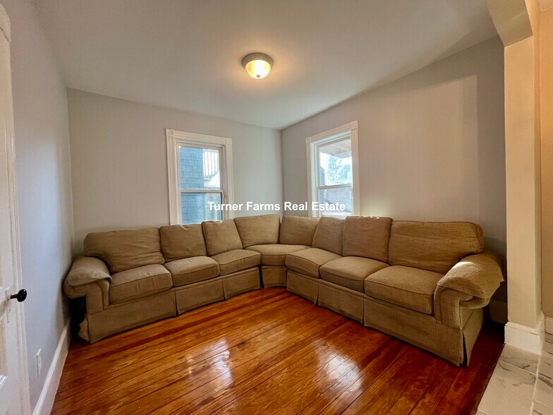 Building Photo - 10 Bucknam St