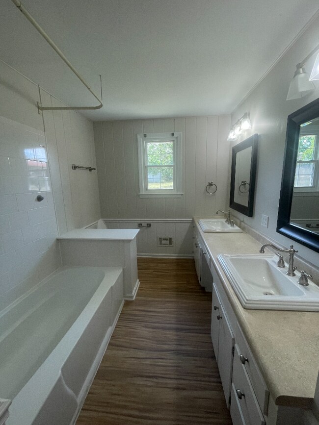 Building Photo - 4 bedroom house with fenced in yard and storage galore 8 minutes from Liberty University and Ward...