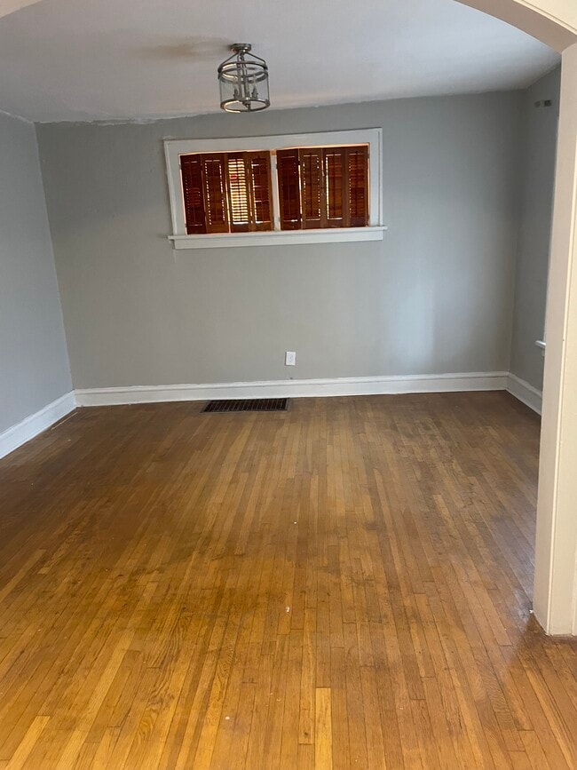 Building Photo - 4870 E Lee Ave