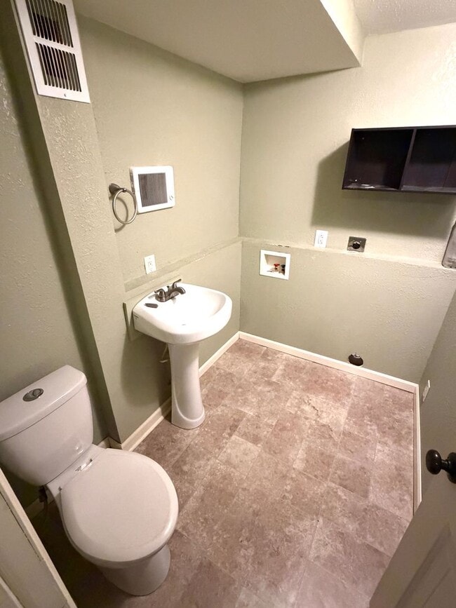Building Photo - Pet Friendly 2 bed 1/5 bath Single Family Home With Fully Fenced Yard and Garage in great neighbo...