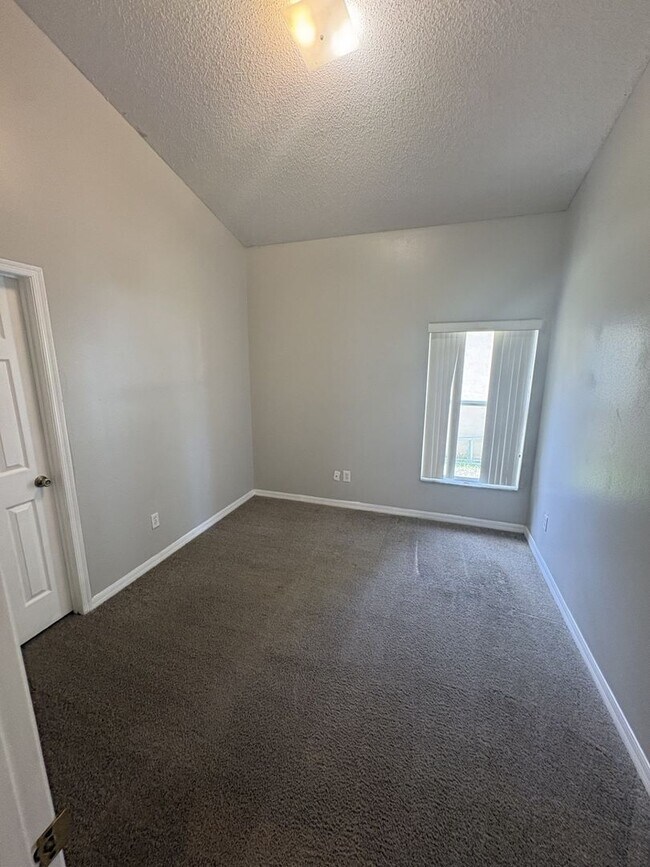 Building Photo - Spacious 4 Bedroom Home Near UCF